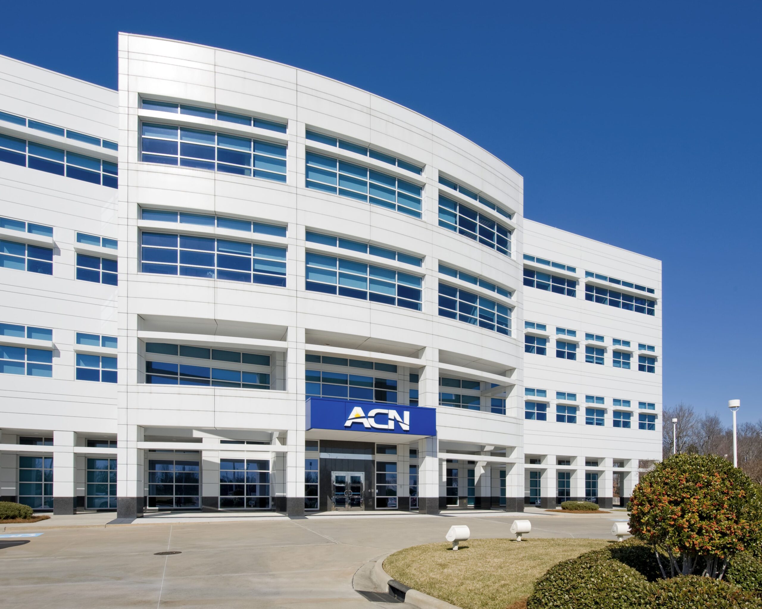 7 Reasons Contractors Should Consider Drones for Window Cleaning